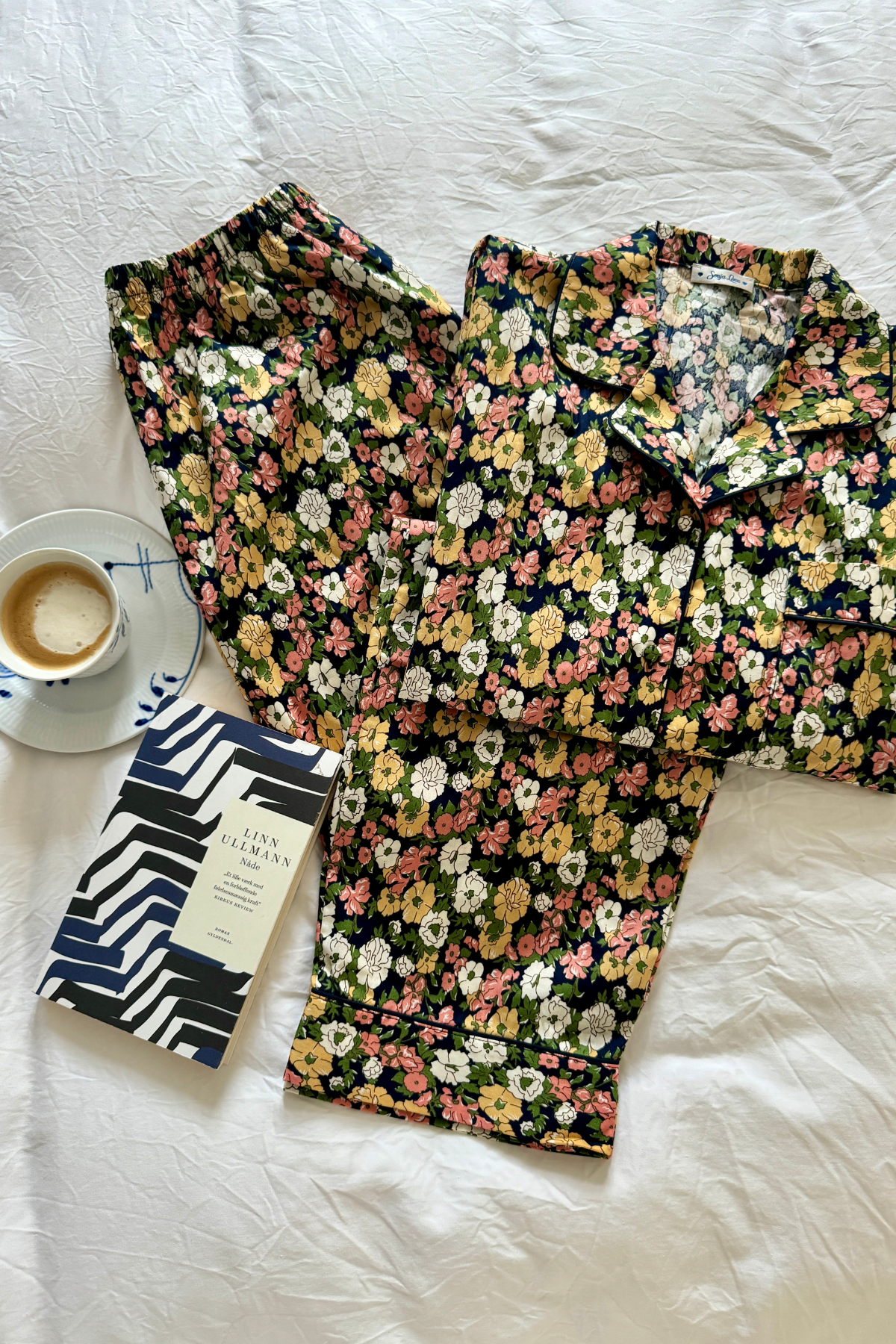 Pyjamas storblomstret mørkeblå/okker