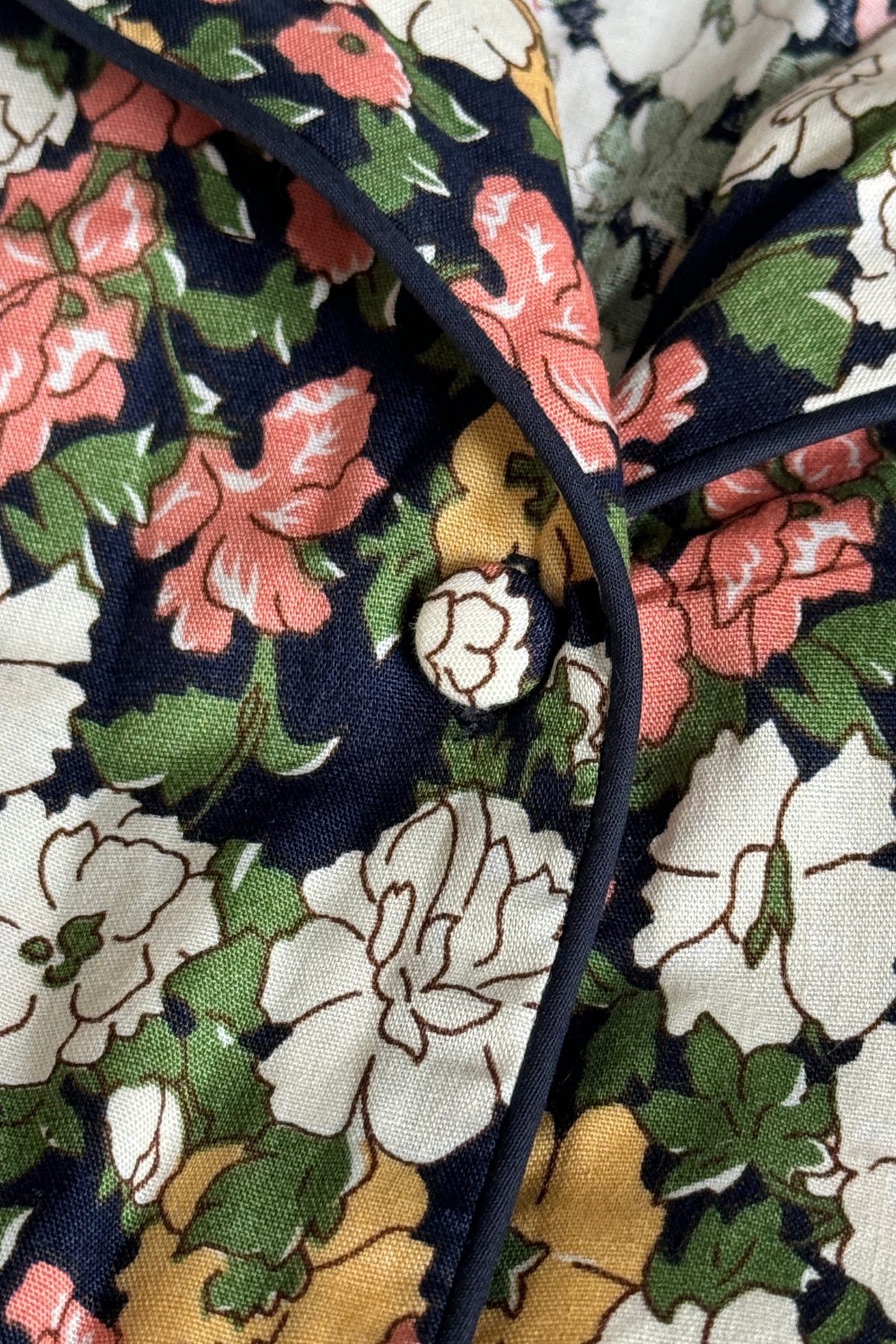 Pyjamas storblomstret mørkeblå/okker